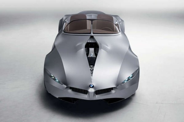 Повечето автомобили са изработени от някакъв вид солиден материал, но BMW GINA беше покрита с плат и това означаваше, че може да променя формата си. Спортната кола с две врати беше дело на дизайнера Крис Бенгъл, известен със създаването на Fiat Coupe и Alfa Romeo 145. 

Неговите проекти могат да бъдат забелязани и в цялата гама на BMW до 2009 г. Крис твърди, че GINA е позволила на неговия екип да &bdquo;предизвика съществуващите принципи и конвенционалните процеси&ldquo;. Името му означава &bdquo;Геометрия и функции в 'N' адаптации&rdquo;. Нямаше да се досетим.
